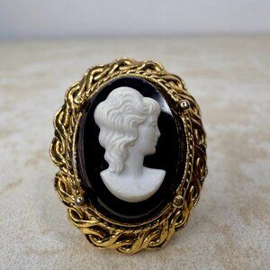 Vintage Signed Uncas Gold Tone Cameo Adjustable Ring